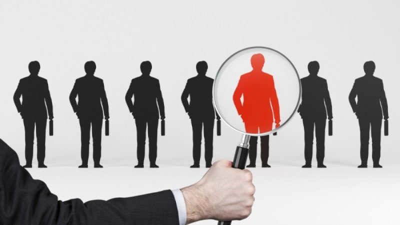 من الذي يطرد ومن الذي يوظف